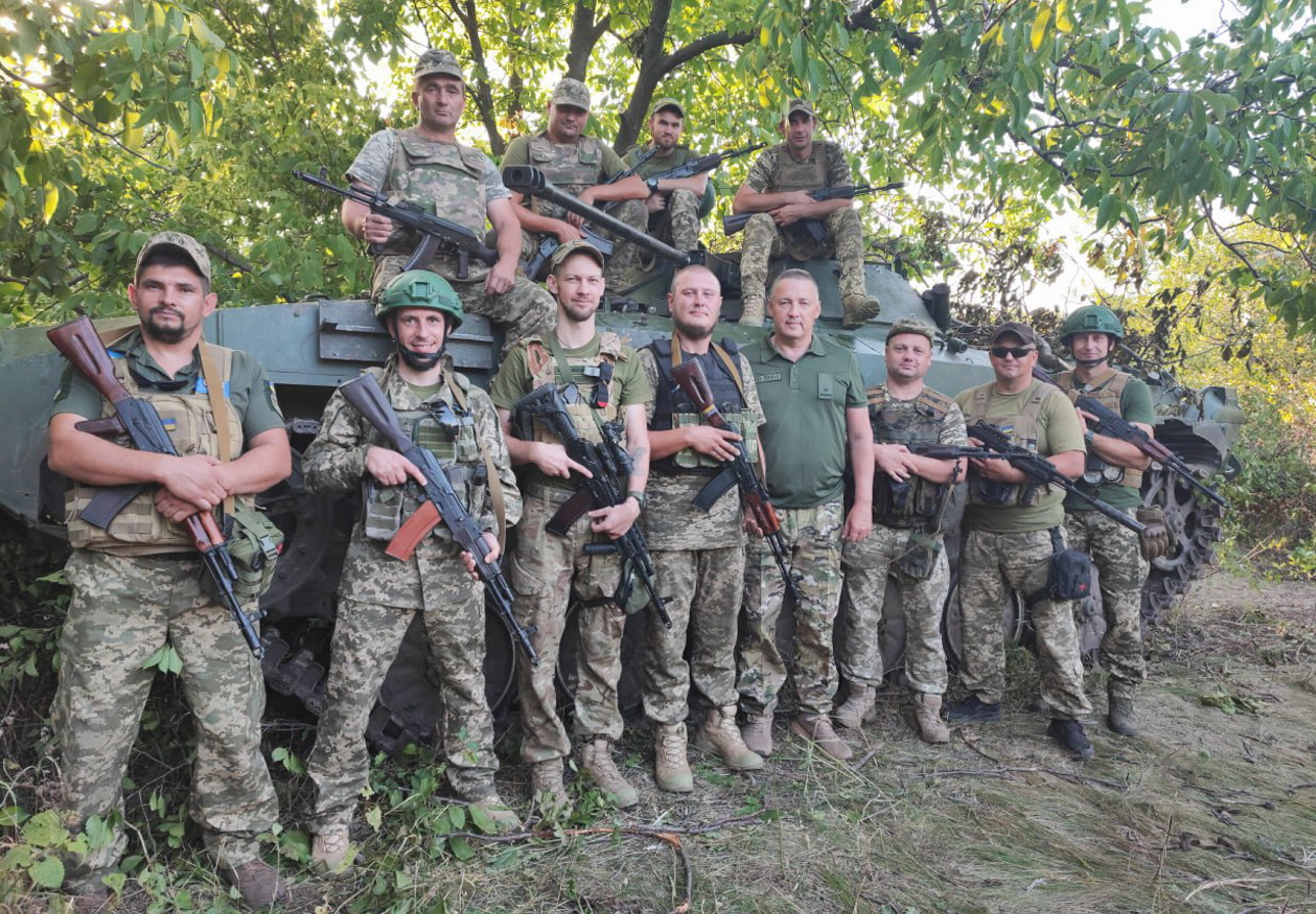 Скільки фронтових доріг пройшов майор Чорний (четвертий праворуч) зі своїми побратимами, не злічити